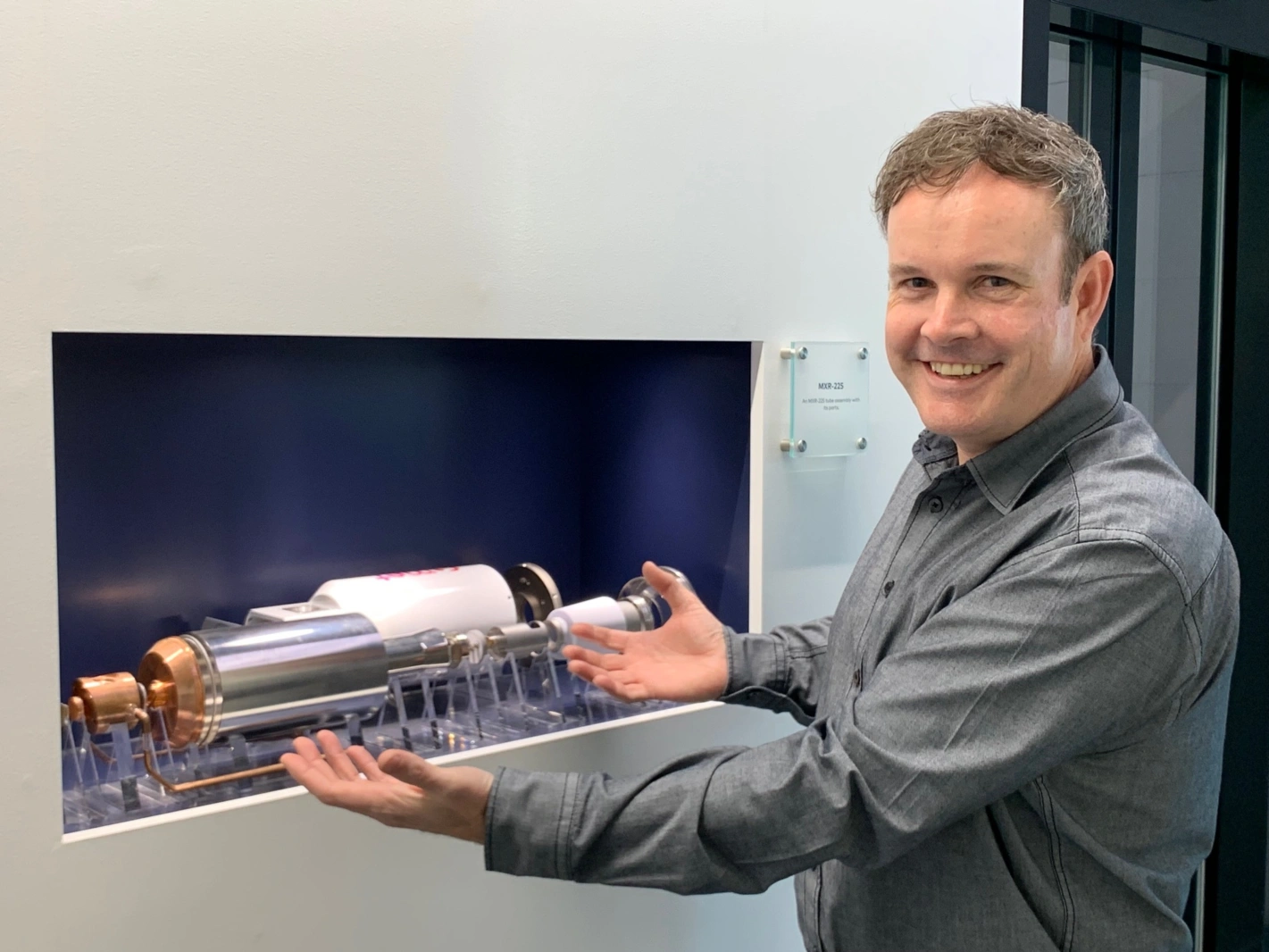 Marcel Odermatt, Projektmanager X-Ray bei Comet präsnetiert die 225-kV-Metallkeramik-Röntgenröhre, die zerstörungsfreie Prüfung von Gussteilen, Verbundwerkstoffen und additiv gefertigten Teilen konzipiert ist.  Foto: msk