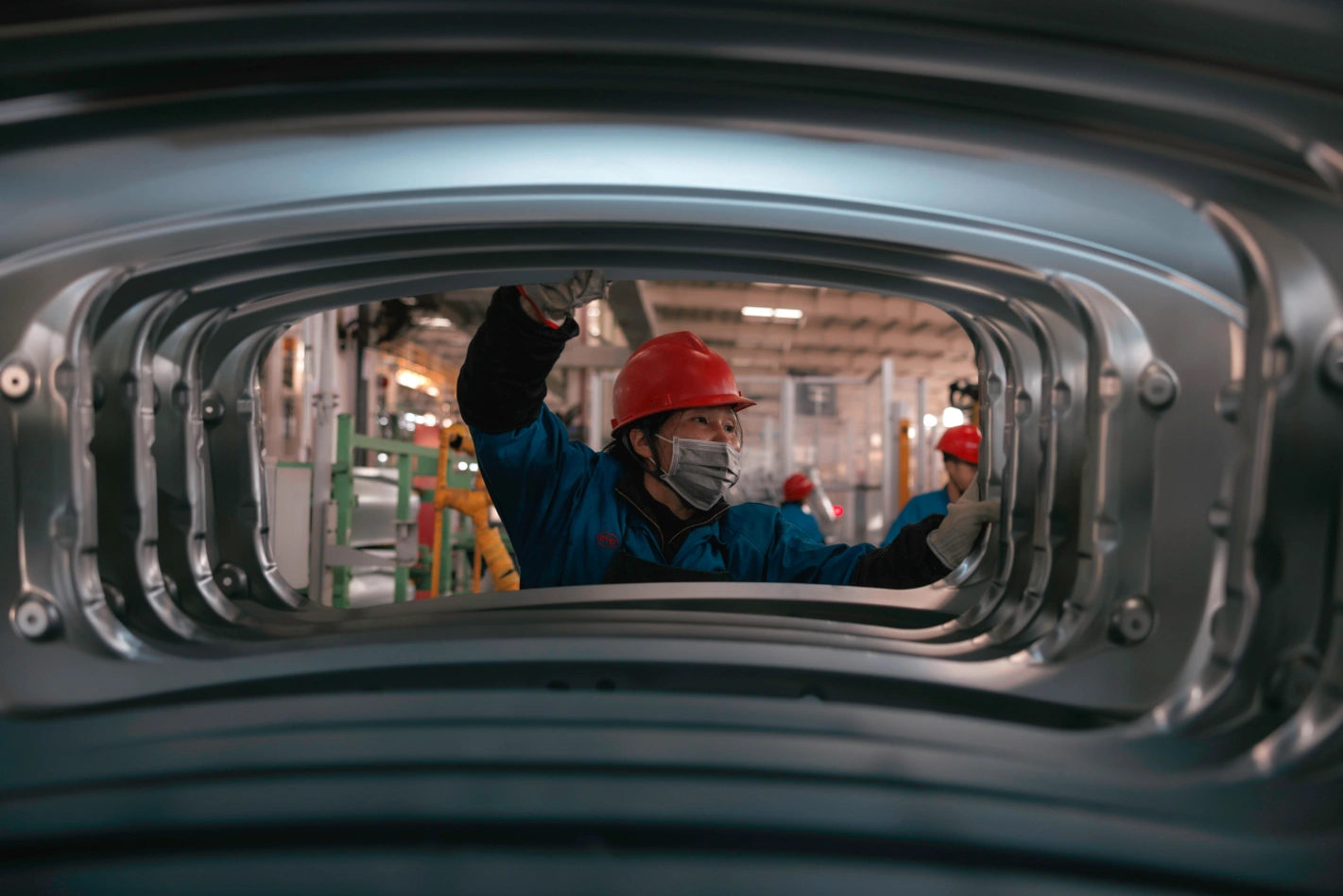 Ein Werksarbeiter in der BYD Electric Cars Factory in Changzhou, Jiangsu Province. Foto: Alex Plaveski (Keystone)