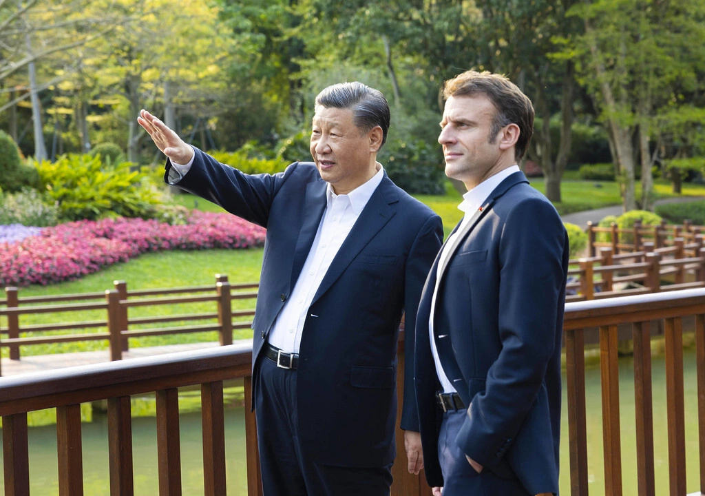 Informelles Treffen im April 2023: Der chinesische Staatspräsident und der französische Präsident beim Spaziergang durch einen Piniengarten in Guangzhou in der südchinesischen Provinz Guangdong. Foto: Keystone