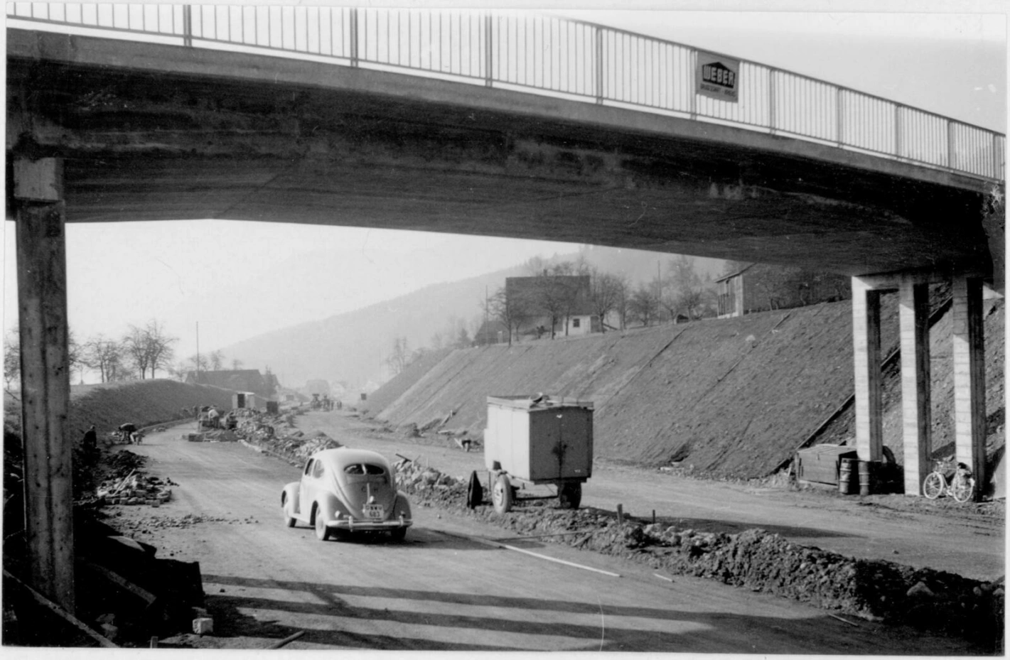 Beim Luzernischen Horw wurden die ersten Kilometer des Schweizerischen Nationalstrassennetzes gebaut. Foto: Staatsarchiv Luzern (FDC 54/183.7)