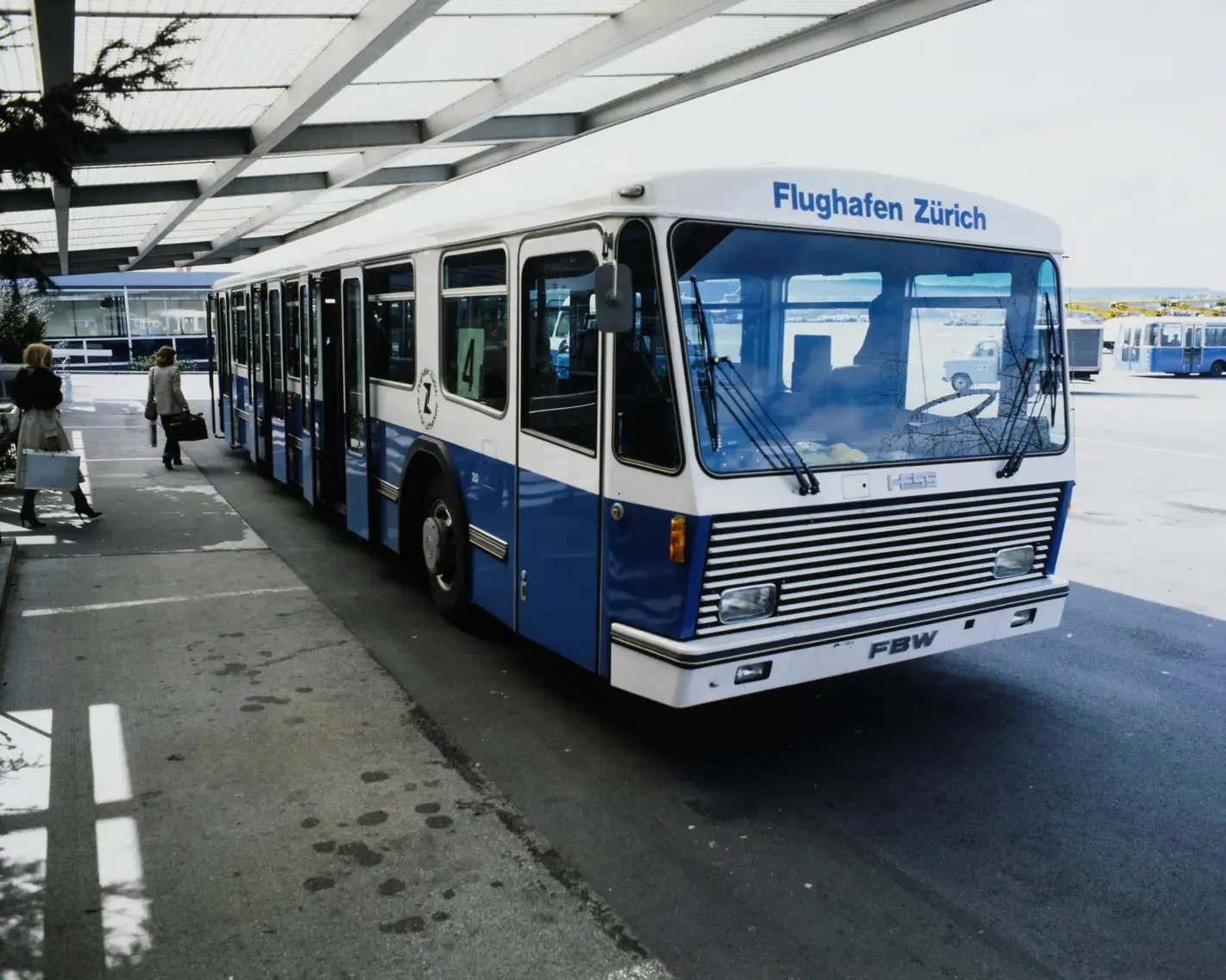 1978 nahmen die erste beiden Flughafenbusse, entwickelt von der Firma Hess aus Solothurn, ihren Dienst am Flughafen Zürich auf. Fotos: Bildarchiv ETH Zürich
